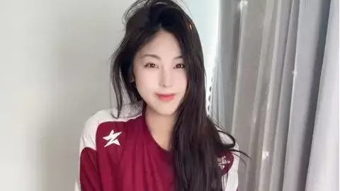 三亚女子比基尼被冲走教练帮遮