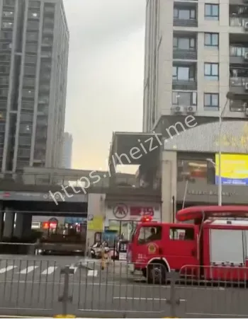 高楼窗外站