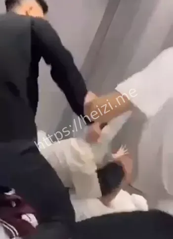 小美笑嘻嘻