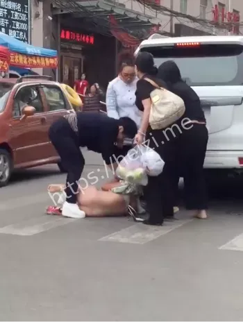 高跟鞋砸头