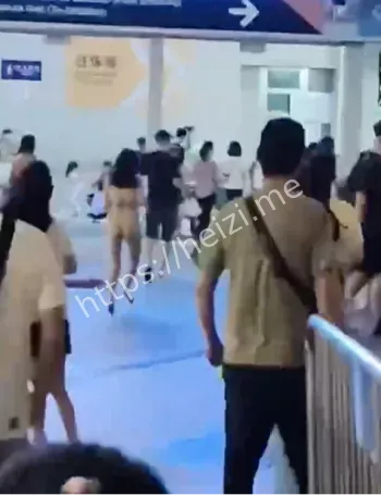 20岁女子赤裸