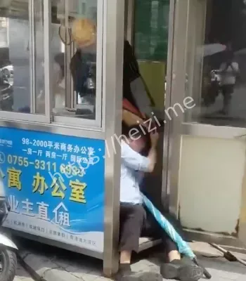某小区门口